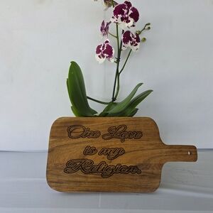 Elegant Wooden Cutting Board with Engraving